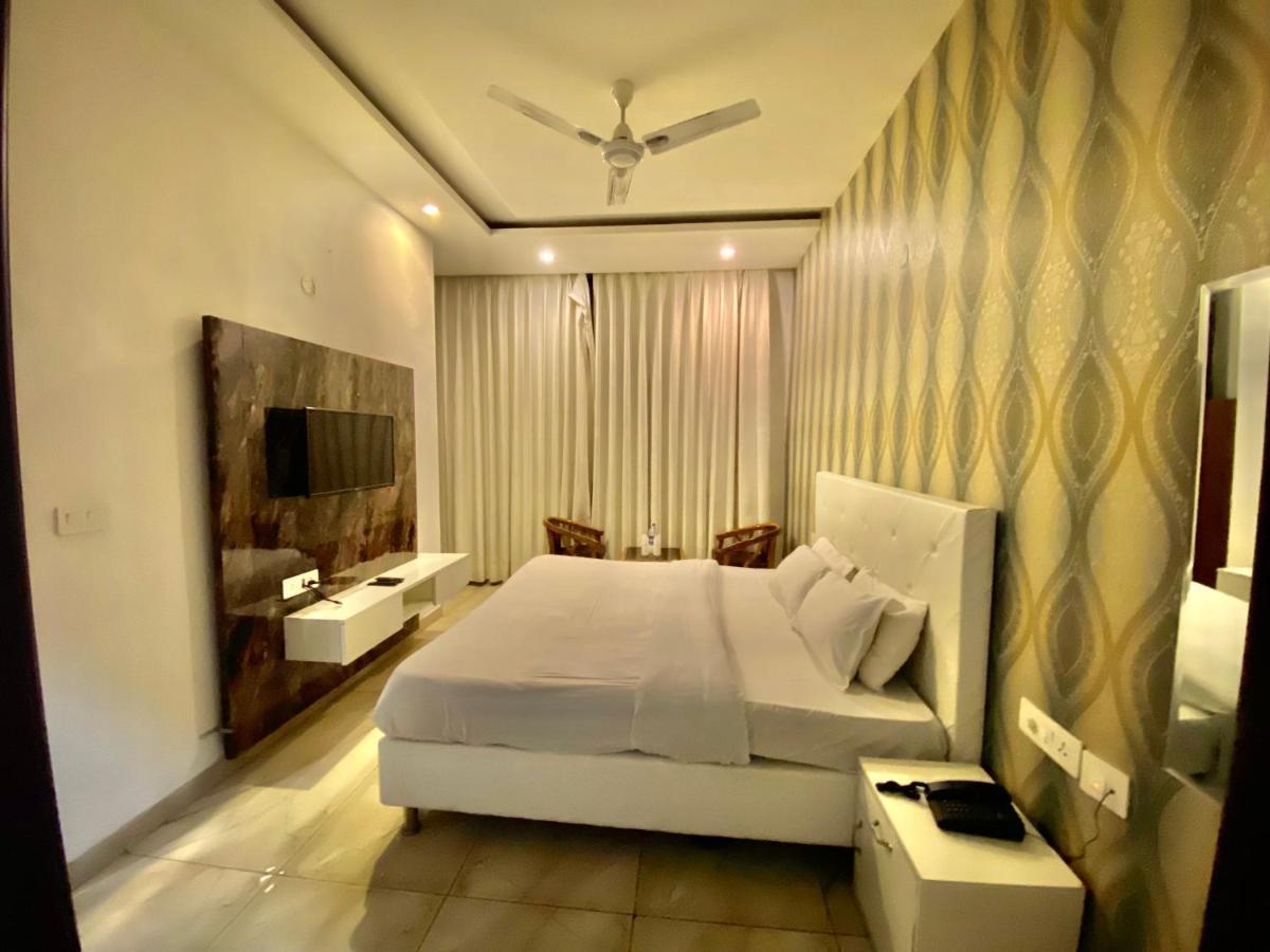 Hotel Hollywood - Family Hotel Zirakpur Eksteriør billede