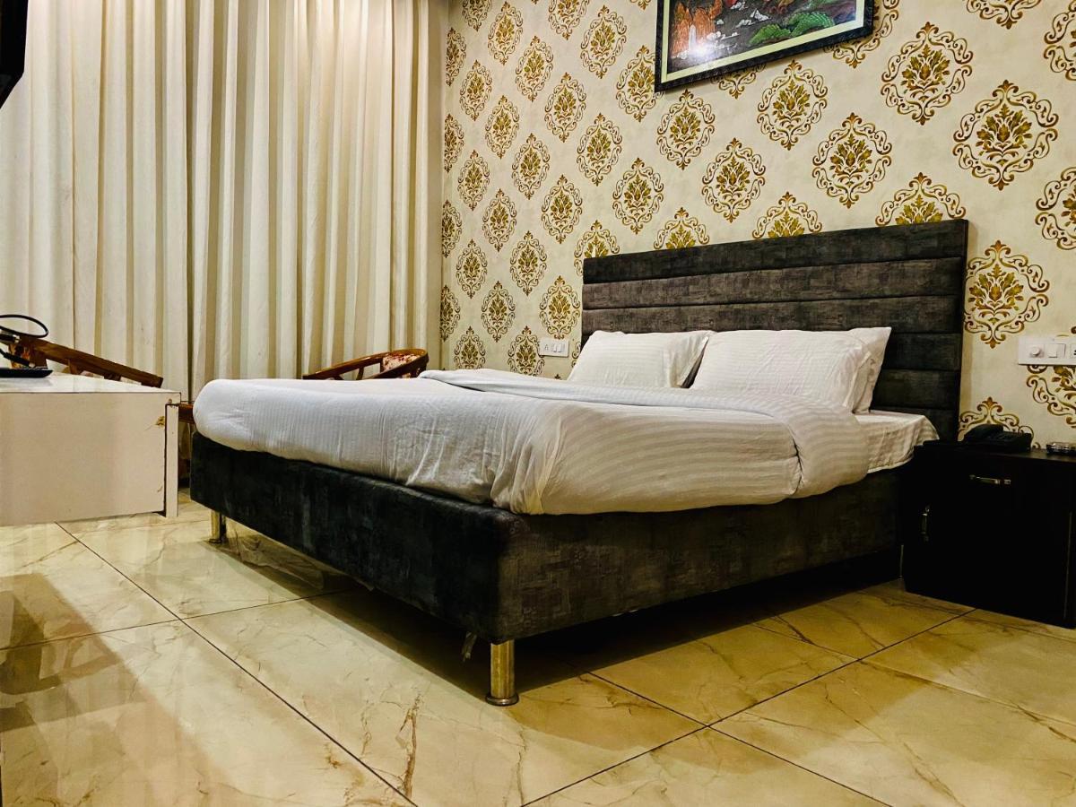 Hotel Hollywood - Family Hotel Zirakpur Eksteriør billede