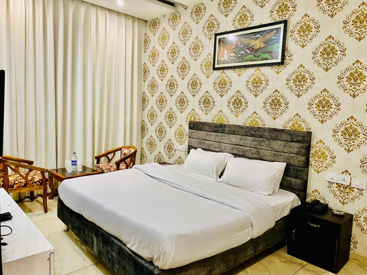 Hotel Hollywood - Family Hotel Zirakpur Eksteriør billede