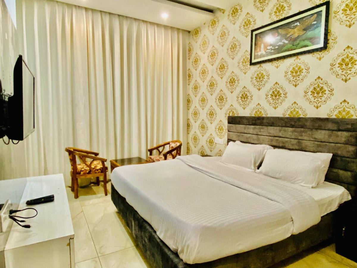 Hotel Hollywood - Family Hotel Zirakpur Eksteriør billede