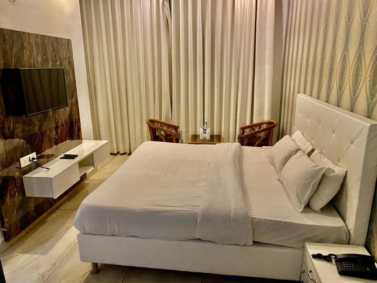 Hotel Hollywood - Family Hotel Zirakpur Eksteriør billede