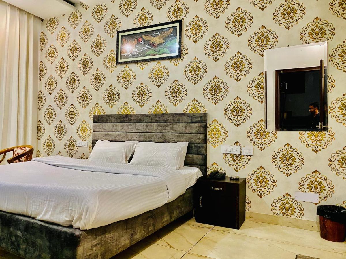 Hotel Hollywood - Family Hotel Zirakpur Eksteriør billede