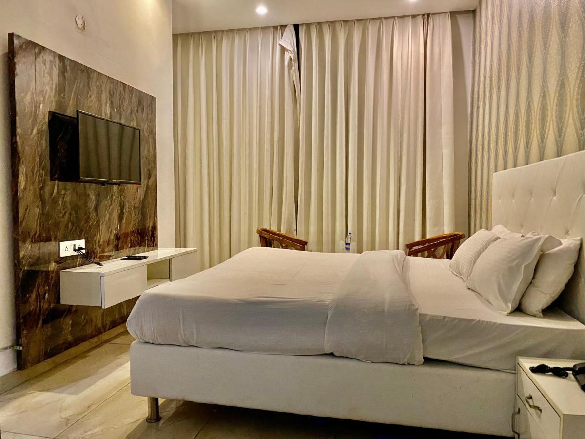 Hotel Hollywood - Family Hotel Zirakpur Eksteriør billede