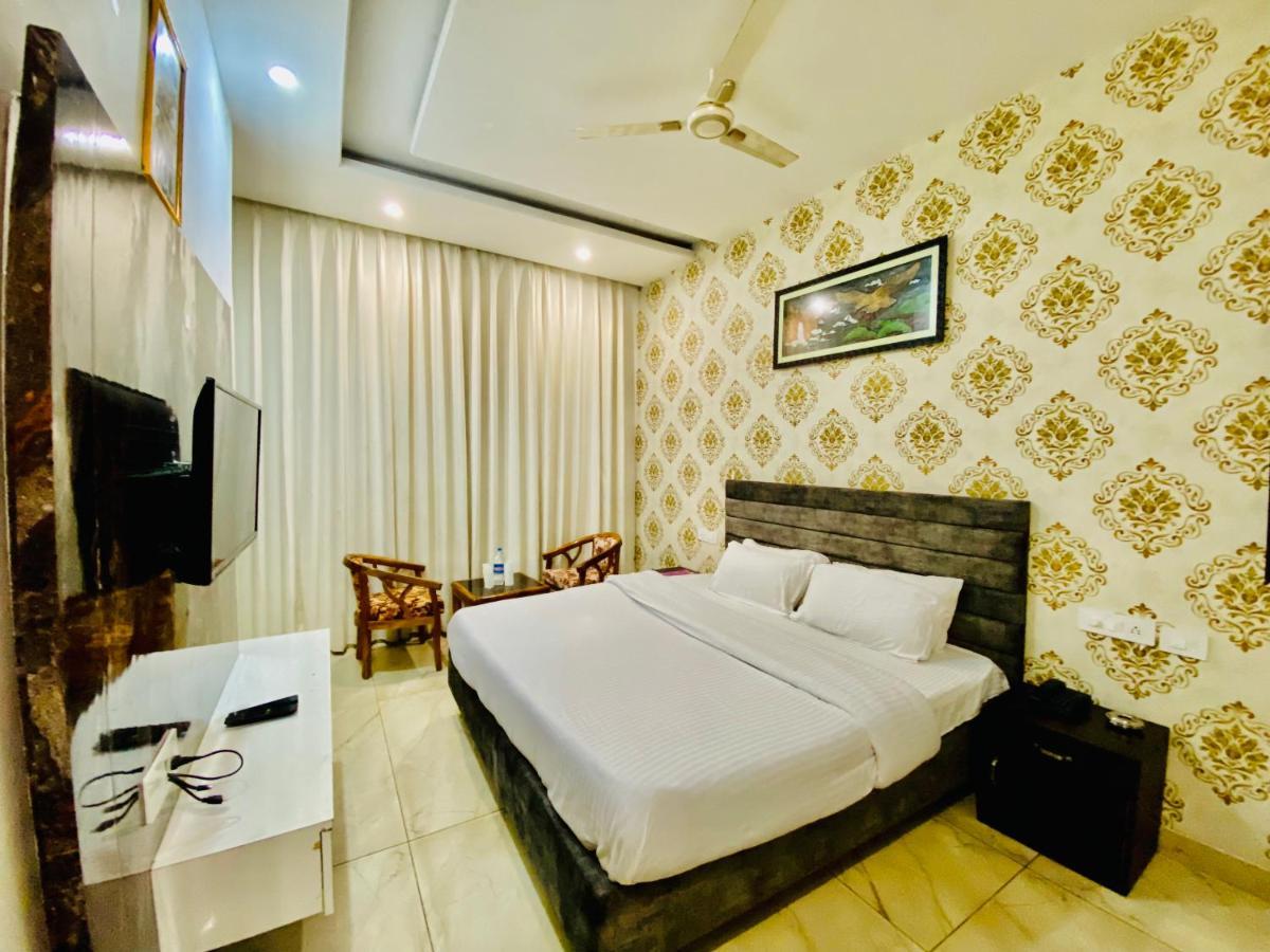 Hotel Hollywood - Family Hotel Zirakpur Eksteriør billede