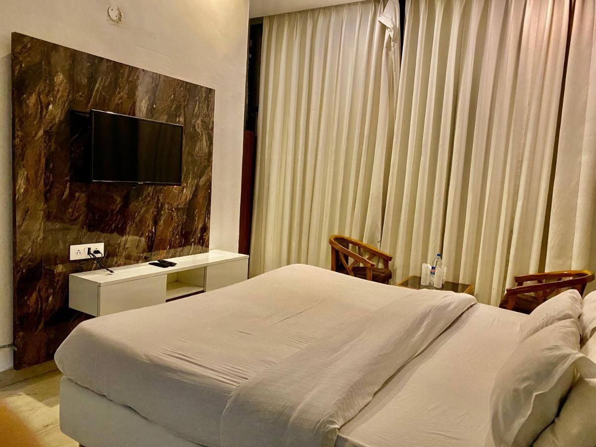Hotel Hollywood - Family Hotel Zirakpur Eksteriør billede