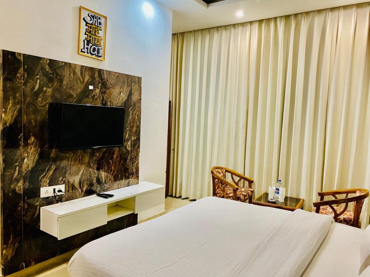 Hotel Hollywood - Family Hotel Zirakpur Eksteriør billede