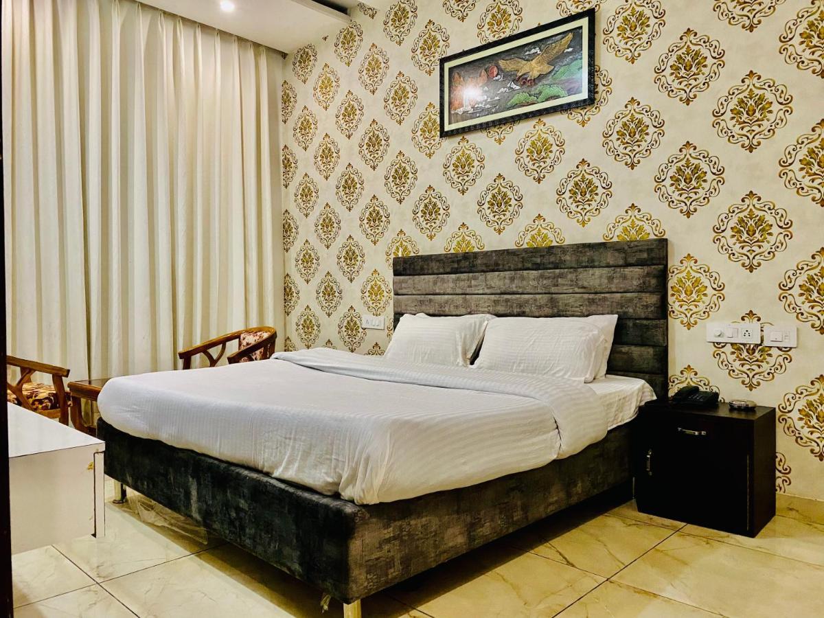 Hotel Hollywood - Family Hotel Zirakpur Eksteriør billede